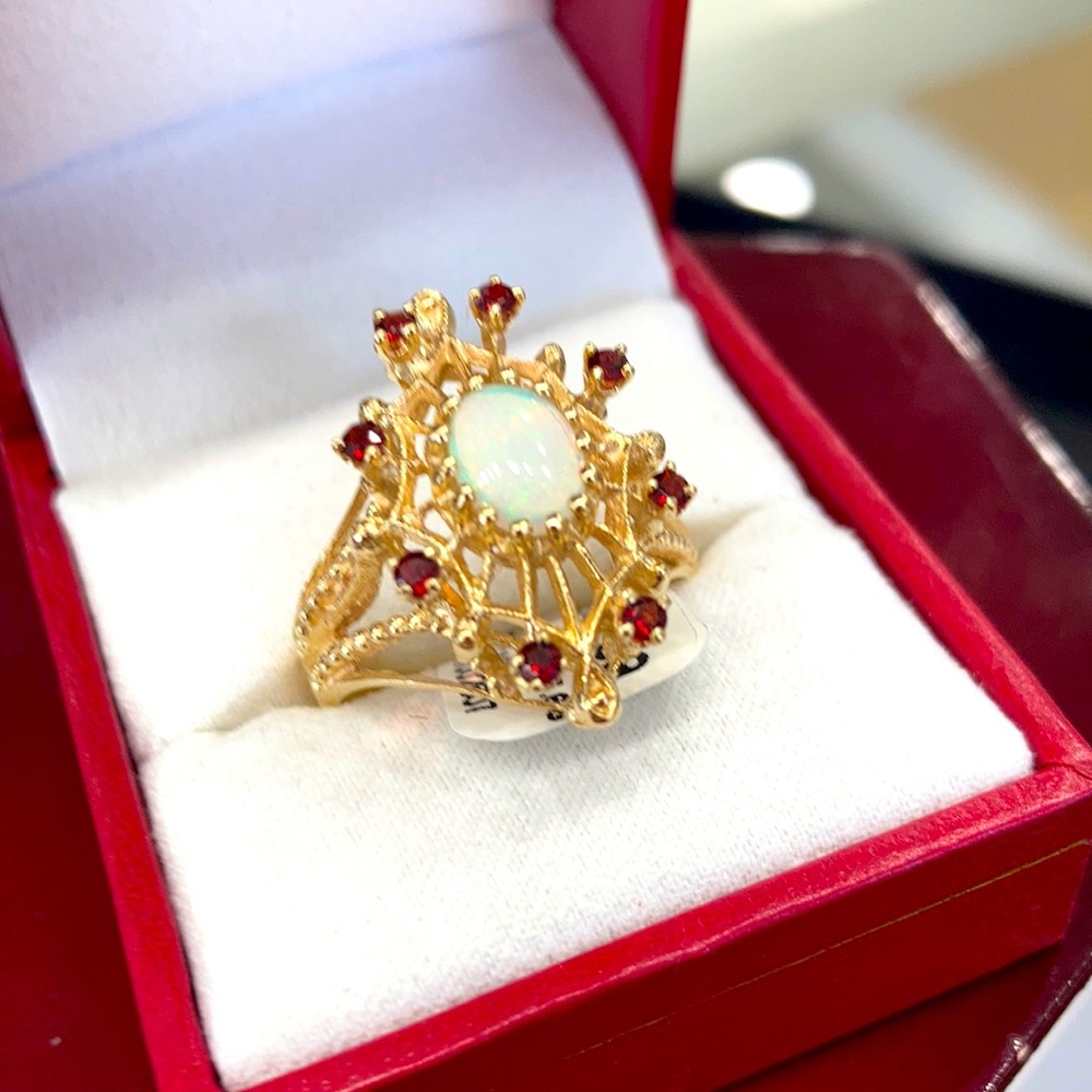 Beautiful opal Garnet in 14 karat gold ring